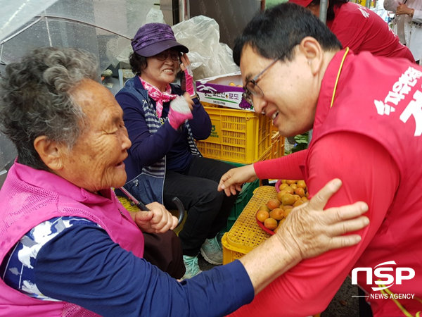 NSP통신-주낙영 경주시장 후보가 중앙시장에서 노점상 상인과 인사를 나누고 있다. (주낙영 후보 선거사무소)