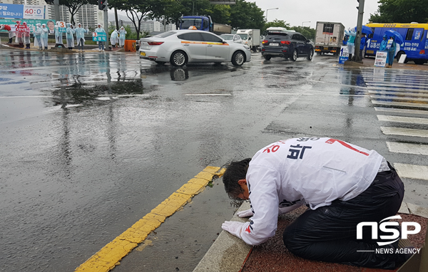 NSP통신-박병훈 경주시장 후보가 선거를 이틀 앞둔 11일도 금장교 앞에서 우의도 없이 온몸으로 비를 맞아가며 경주시민을 향한 큰절을 하고 있다. (박병훈 후보 선거사무소)