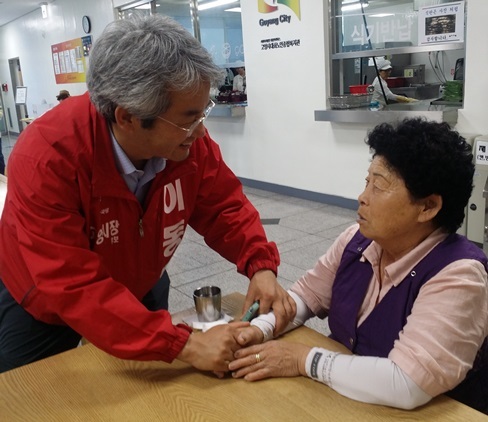 NSP통신-이동환 자유한국당 고양시장 후보가 한 어르신에게 인사를 드리고 있다 (이동환 선거캠프)