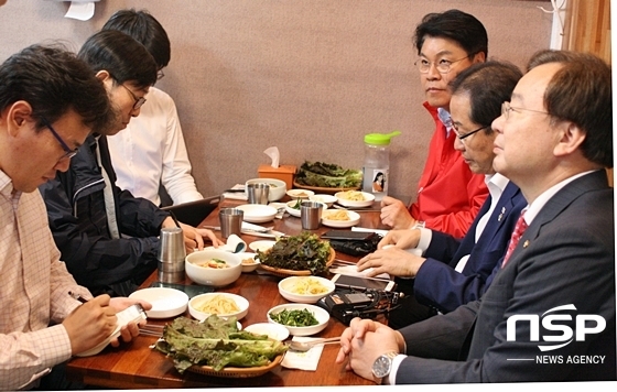 NSP통신-홍준표 자유한국당 대표가 중구 서문시장 한 식당에서 언론인들과 식사자리를 가진 가운데 질의응답을 가지는 모습 (김덕엽 기자)