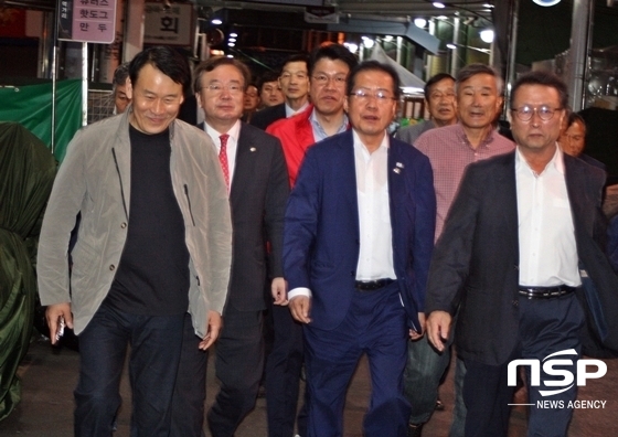 NSP통신-홍준표 자유한국당 대표가 언론인들과의 식사를 마치고, 자신의 수행원들과 함께 서문시장을 빠져나오고 있다. (김덕엽 기자)