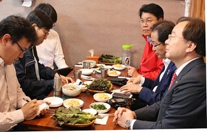 [NSP PHOTO]대구서 언론인들과 식사자리 가진 홍준표 자유한국당 대표