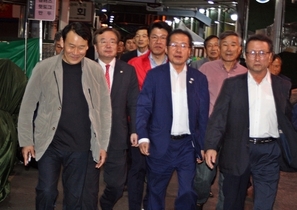 [NSP PHOTO]수행원들과 서문시장 빠져나가는 홍준표 자유한국당 대표