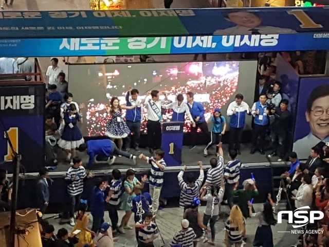 NSP통신-더민주 경기도당이 수원역 로데오거리에서 마지막 축제유세를 펼치고 있다. (민경호 기자)