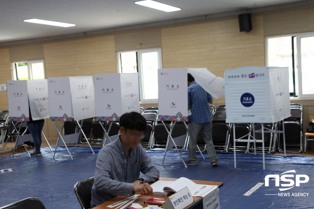 NSP통신-13일 오전 수원시 권선구 구운동 제2투표소를 방문한 주민들이 투표를 하고있다. (김종식 기자)