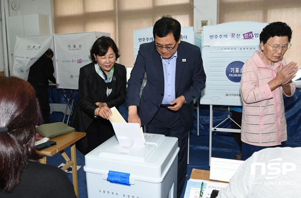 NSP통신-주낙영 경주시장 후보가 13일 모량초등학교 투표소에서 가족과 함게 투표를 하고 있다. (주낙영 후보 선거사무소)