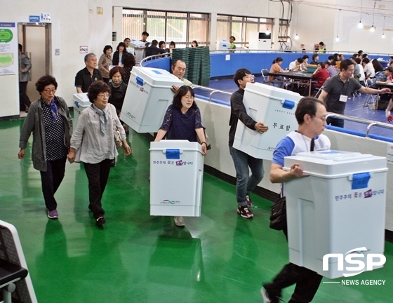 NSP통신-7회 전국동시지방선거 대구지역 개표현장인 수성구 만촌롤러스케이트장에 투표함들이 줄줄이 입장하고 있다. (김덕엽 기자)