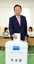 [NSP NEWS Image]김관용 경북도지사, 안동 태화동 제4투표소에서 투표 참여