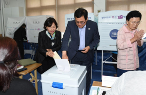 [NSP PHOTO]주낙영 경주시장 후보, 모량초등학교 투표소 가족과 함께 투표