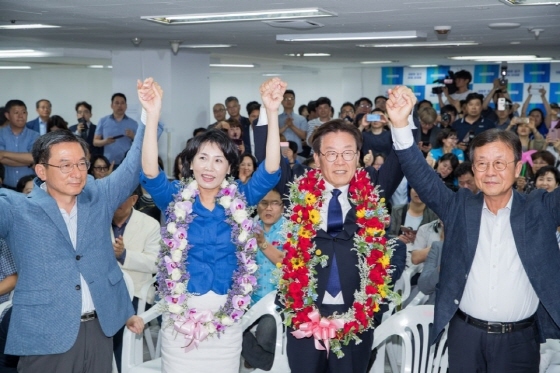 NSP통신-이재명 더불어민주당 경기도지사 후보가 선거에 승리하고 꽃다발을 목에 걸고 있다. (이재명 도지사후보 캠프)