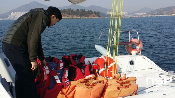 NSP통신-여수해양경찰이 수상레저 안전관리 강화를 위해 안전점검을 실시하고 있다. (여수해경)