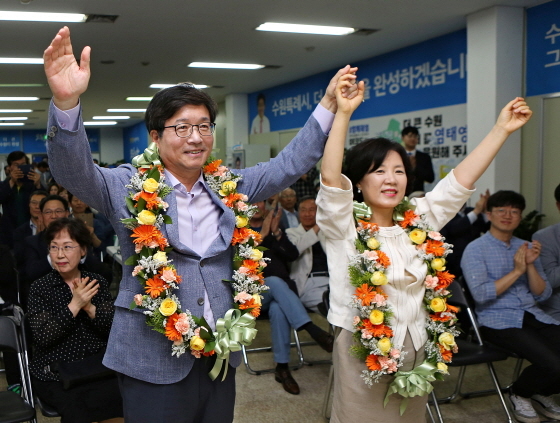 NSP통신-염태영 수원시장 후보가 제7회 전국동시지방선거에서 당선에 확정된 후 부인 강옥형 여사와 기뻐하고 있다. (염태영 선거사무실)