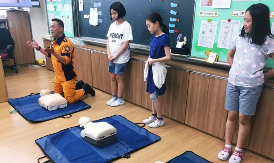 NSP통신-14일 신백현초등학교에서 분당소방서 관계자가 학생들에게 심폐소생술 교육을 실시하고 있다. (분당소방서)