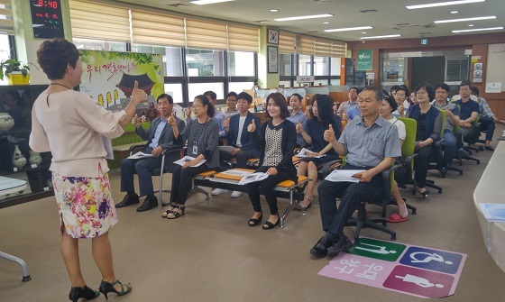 NSP통신-▲공주시가 지난 15일 자체 친절교육을 실시했다. (공주시)