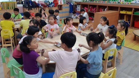 NSP통신-▲청양군이 관내 초등학교 방과 후 돌봄교실 참여학생들에게 과일간식을 제공한다. (청양군)