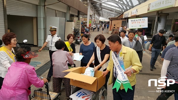 NSP통신-곡성군이 최근 기차마을 전통시장에서 실시한 감염병 예방 캠페인. (곡성군)