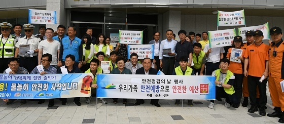 NSP통신-▲예산군이 주민들을 대상으로 물놀이 사고예방 및 폭염대비 재난 예방을 위한 캠페인을 실시했다. (예산군)
