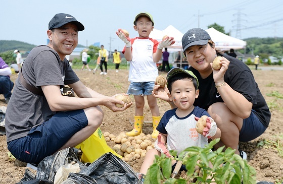 NSP통신-▲서산시에서 개최한 팔봉산 감자축제가 성황리에 막을 내렸다. (서산시)