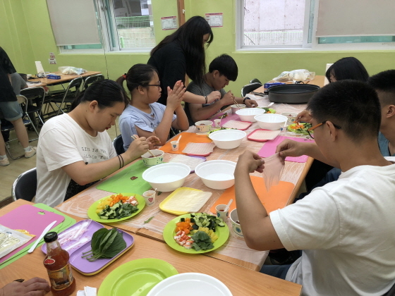 NSP통신-23일 안중청소년문화의집에서 장애청소년 요리수업이 열려 월남쌈만들기가 진행되고 있다. (평택시)