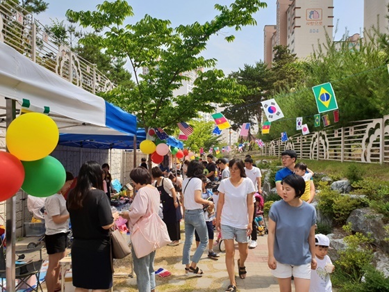 NSP통신-충북 오창 부영 사랑으로 어린이집이 나눔 장터를 열고 있다. (부영)