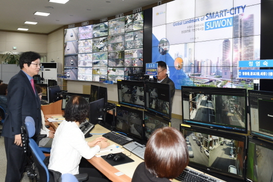 NSP통신-염태영 수원시장이 지난 4월 통합관제상황실에서 스마트시티 CCTV 통합플랫폼 시연을 지켜보고 있다. (수원시)