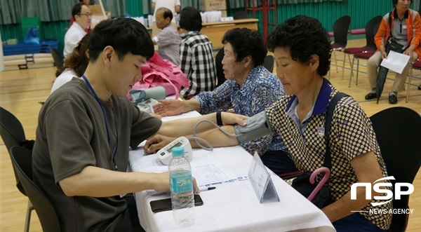 NSP통신-전남농협 사랑실은 농업인 행복버스 가 27일 나주시에서 건강검진을 실시하고 있다. (전남농협)