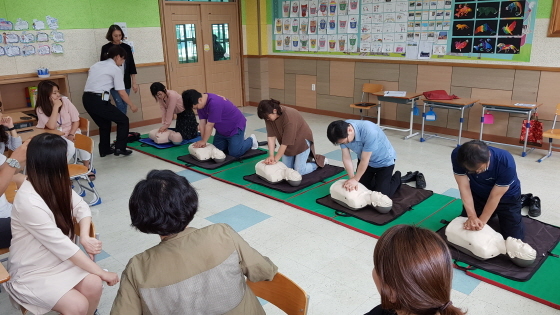 NSP통신-27일 운유초등학교에서 교직원들이 김포소방서의 심폐소생술 교육에 참여하고 있다. (김포소방서)