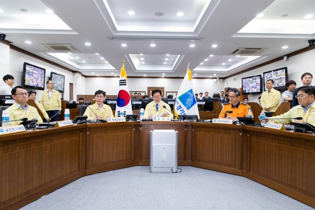 NSP통신-오전 11시 이재명 경기도지사는 경기도청 재난상황실에서 태풍 대비를 위한 재난안전 대책회의를 개최했다. (경기도청)