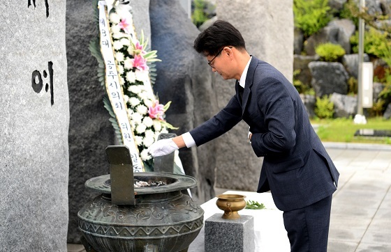 NSP통신-▲김정섭 공주시장이 웅진동 보훈공원을 찾았다. (공주시)