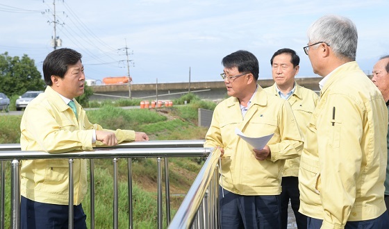 NSP통신-▲황명선 논산시장이 비 피해 현장을 점검하고 대책마련에 만전을 기해줄 것을 주문했다. (논산시)