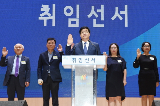 NSP통신-염태영 수원시장이 취임 선서를 하고 있다. (수원시)