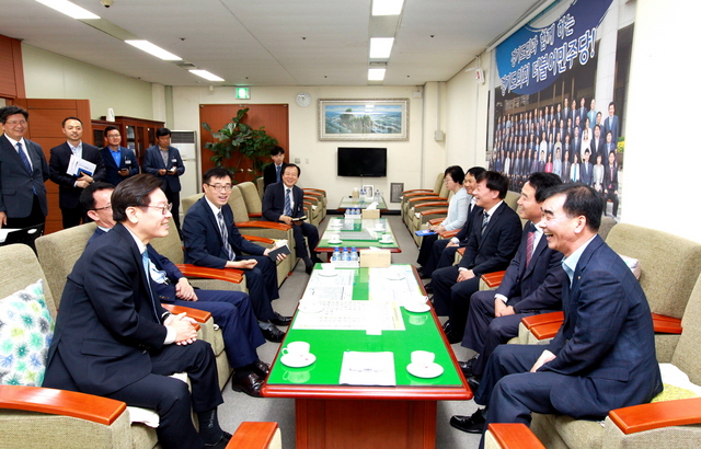 NSP통신-2일 경기도의회 더불어민주당 대표의원실에서 이재명 신임 도지사와 염종현 대표의원을 비롯한 관계자들이 환담을 갖고 있다. (경기도의회)