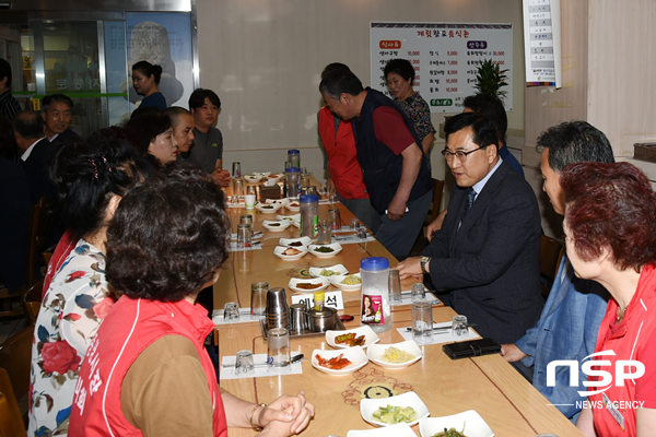 NSP통신-주낙영 경주시장이 지난 2일 취임식 후 첫 일정으로 중앙시장을 찾아 상인들과 오찬 간담회를 가지고 있다. (경주시)