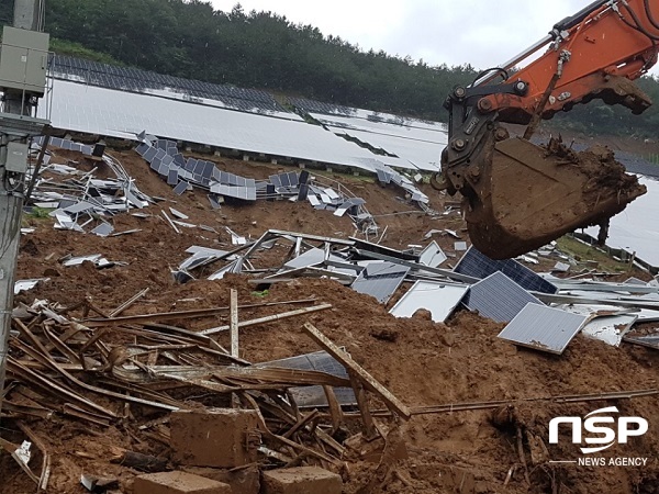 NSP통신-산사태로 토사가 도로를 덮쳐 4시간가량 차량 통행이 전면 통제, 굴삭기를 동원해 복구에 나서 새벽 4시15분 1차로만 확보, 오후 5시 현재 복구 중에 있다. (김도성 기자)