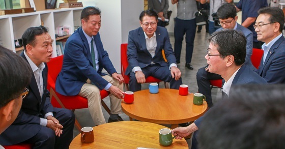 NSP통신-▲손병석 국토교통부 제1차관이 4일 천안 도시재생사업지 현장을 방문해 다양한 의견을 청취했다. (천안시)
