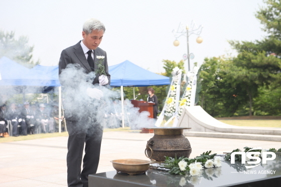 NSP통신-지난달 6일 제63회 현충일을 맞아 곽상욱 오산시장이 현충탑에 헌화하고 있다. (민경호 기자)