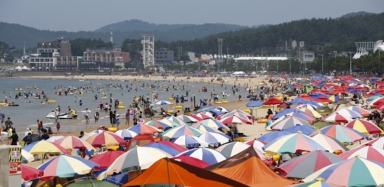 NSP통신-▲태안군 8개 읍·면 전역 28개 해수욕장이 오는 7일 일제히 개장해 다음달 18일까지 운영된다. (태안군)