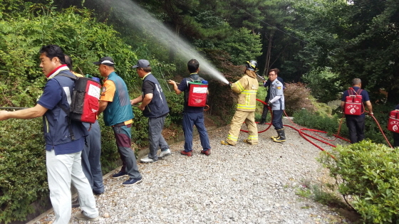 NSP통신-5일 조비산에서 용인소방서 관계자들이 산림화재 대비 현지적응훈련 중 산불화재 진압훈련을 하고 있다.