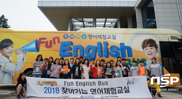 NSP통신-난 3일 울릉군 저동초등학교 5학년생들이 펀잉글리시버스를 배경으로 기념촬영을 하고 있다. (영진전문대)