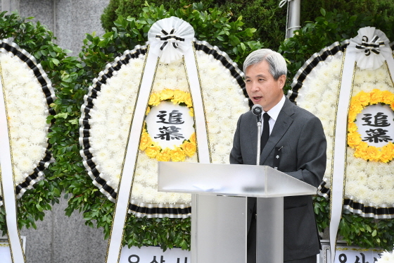 NSP통신-곽상욱 오산시장이 제68주년 UN군 초전기념 및 스미스부대 전몰장병 추도식에서 추도사를 하고 있다. (오산시)