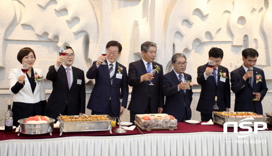 NSP통신-제10대 경기도의회 개원축하연에서 안혜영 부의장(왼쪽부터), 김순덕 의정회장, 이재명 경기도지사, 송한준 의장, 이재정 경기도교육감, 김원기 부의장, 염종현 더불어민주당 대표의원이 건배를 하고 있다. (민경호 기자)