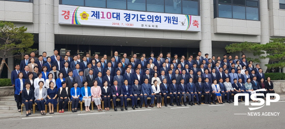 NSP통신-제10대 경기도의원들이 경기도의회 앞에서 기념촬영을 하고 있다. (민경호 기자)