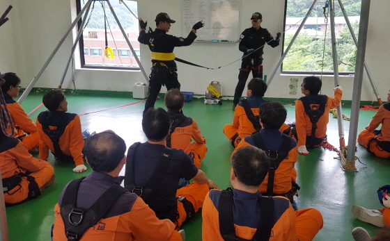 NSP통신-경기도소방학교 관계자들이 소방안전 직무교육을 진행하고 있다. (경기도소방학교)