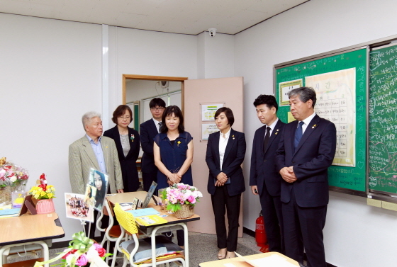 NSP통신-11일 송한준 경기도의장과 김원기·안혜영 부의장이 안산 교육지원청 별관에 마련된 4.16 기억교실을 찾았다. (경기도의회)