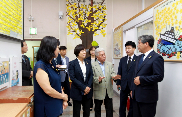 NSP통신-11일 송한준 경기도의장과 김원기·안혜영 부의장이 안산 교육지원청 별관에 마련된 4.16 기억교실을 찾았다. (경기도의회)