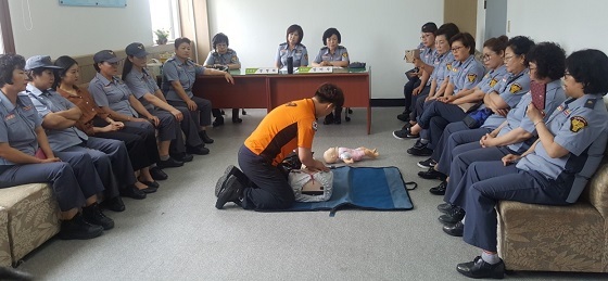 NSP통신-▲천안동남소방서가 동남여성의용소방대를 대상으로 심폐소생술 보수교육을 실시했다. (천안동남소방서)