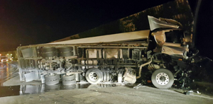 [NSP PHOTO]경부고속도로서 타이어 밟은 화물차 넘어져…30대 운전자 사망