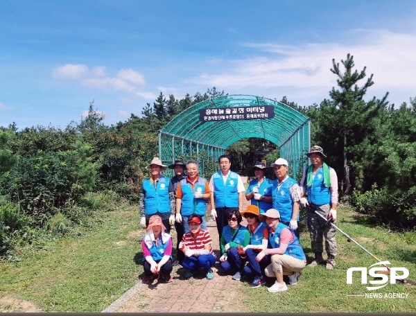 NSP통신-지난 13일 포항시 북구 흥해읍 지속가능발전협의회 회원들이 흥해 옥성리 늘솔길 등산로 및 장미터널 환경정비를 실시하고 기념사진을 찍고 있다. (포항시 북구청)