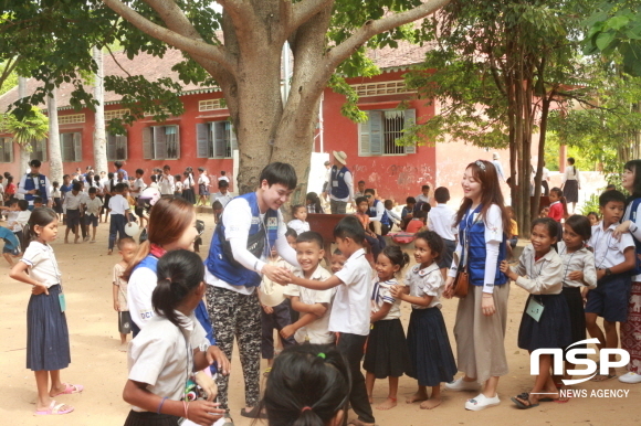 NSP통신-대구가톨릭대 사랑나눔봉사단은 지난 2일부터 9일까지 캄보디아의 한 초등학교에서 교육봉사와 벽화 그리기 등 다양한 봉사활동을 펼쳤다. (대구가톨릭대학교)