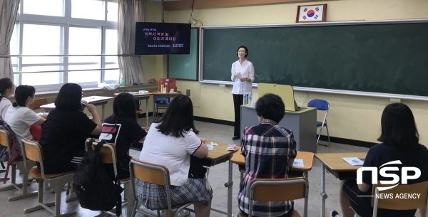 NSP통신-지난 16일 한동대 대학일자리센터는 포항여자전자고에서 찾아가는 취업 컨설팅으로 이력서 작성 및 이미지 메이킹 강의를 진행하고 있다. (한동대학교)